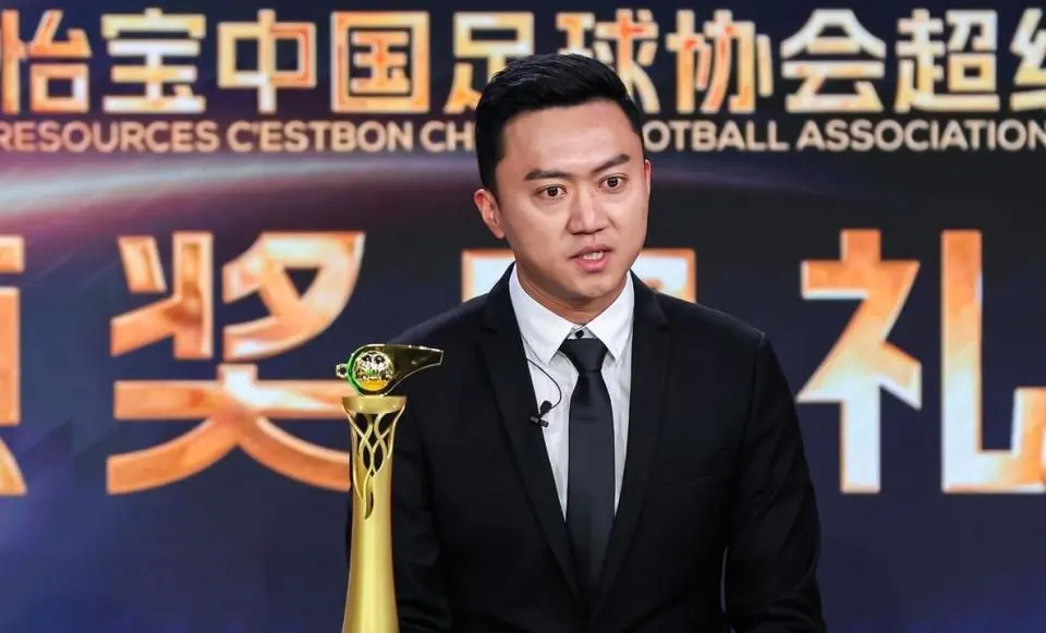 中超金哨争议改判！助申花获点球，玉昆将帅抗议+球迷怒喊“黑哨”