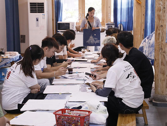 学习侗族蜡染非遗技艺。