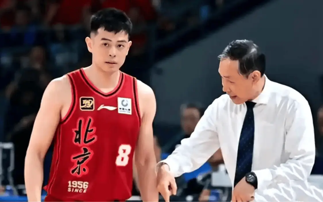 季后赛场均1.4分！北京3冠元老仍不退役，球迷：油箱没油就让位吧