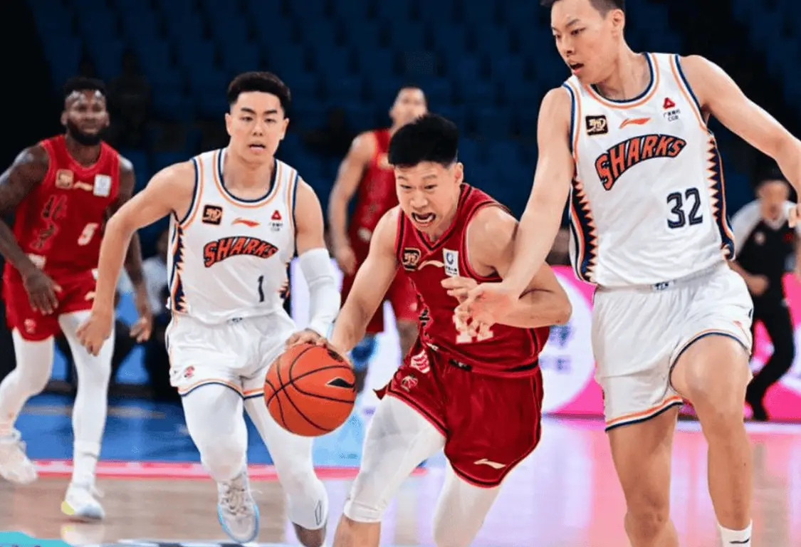 季后赛场均1.4分！北京3冠元老仍不退役，球迷：油箱没油就让位吧