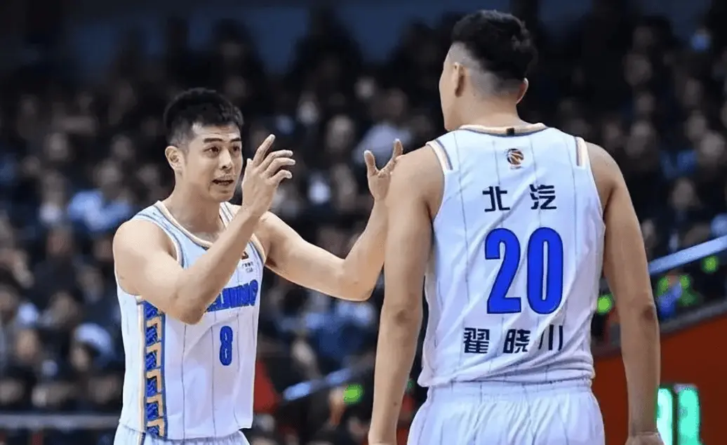 季后赛场均1.4分！北京3冠元老仍不退役，球迷：油箱没油就让位吧