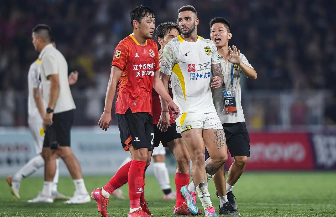 2-2！辽宁铁人绝平广州豹，1分领跑中甲，18岁主力后卫读秒救主