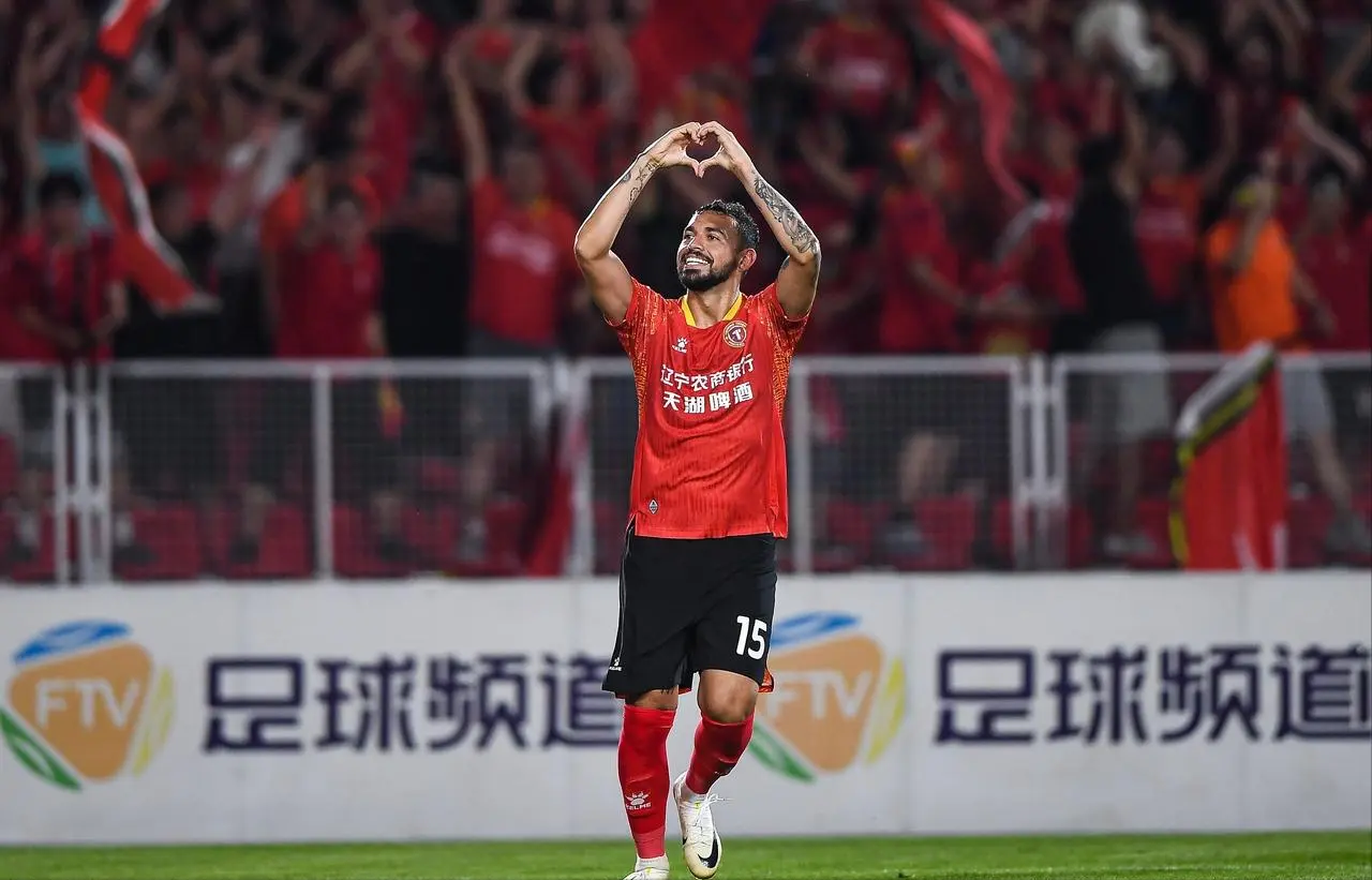 2-2！辽宁铁人绝平广州豹，1分领跑中甲，18岁主力后卫读秒救主