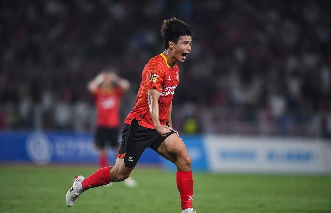 2-2！辽宁铁人绝平广州豹，1分领跑中甲，18岁主力后卫读秒救主