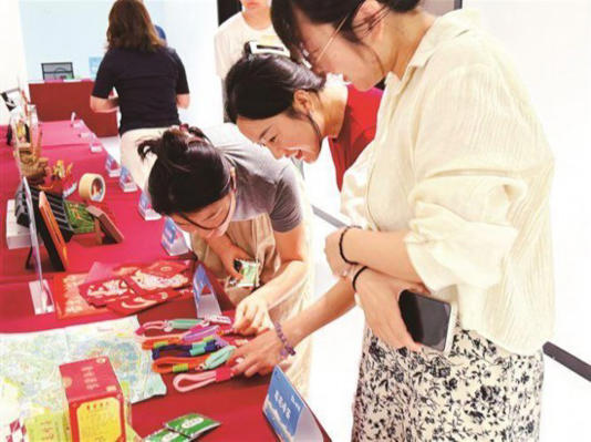 湖里文旅带去的闽南特色非遗项目展示，让宁夏同仁直观感受厦门湖里的文化魅力与文旅创新成果，为两地文旅融合发展注入新的灵感。