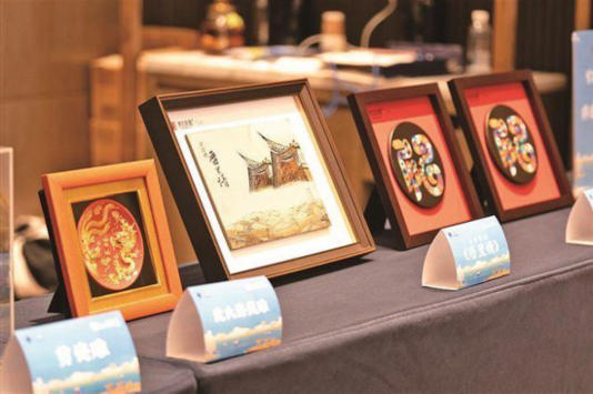 惠和影雕、剪瓷雕、莲花峰茶等极具闽南特色的非遗产品展示引人注目。