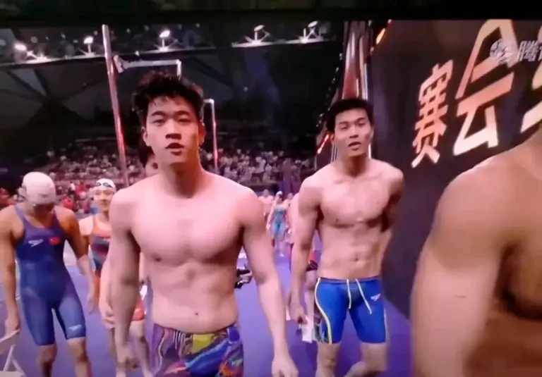奥运冠军爆冷出局!中国男子4×100米混合泳接力预赛崩盘无缘决赛