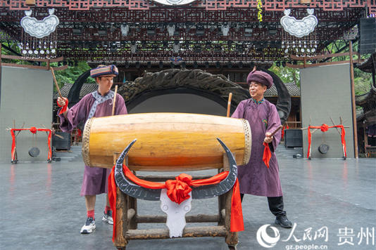 英国籍打击乐手(左)与贵州民间艺人合奏苗族木鼓。人民网 阳茜摄
