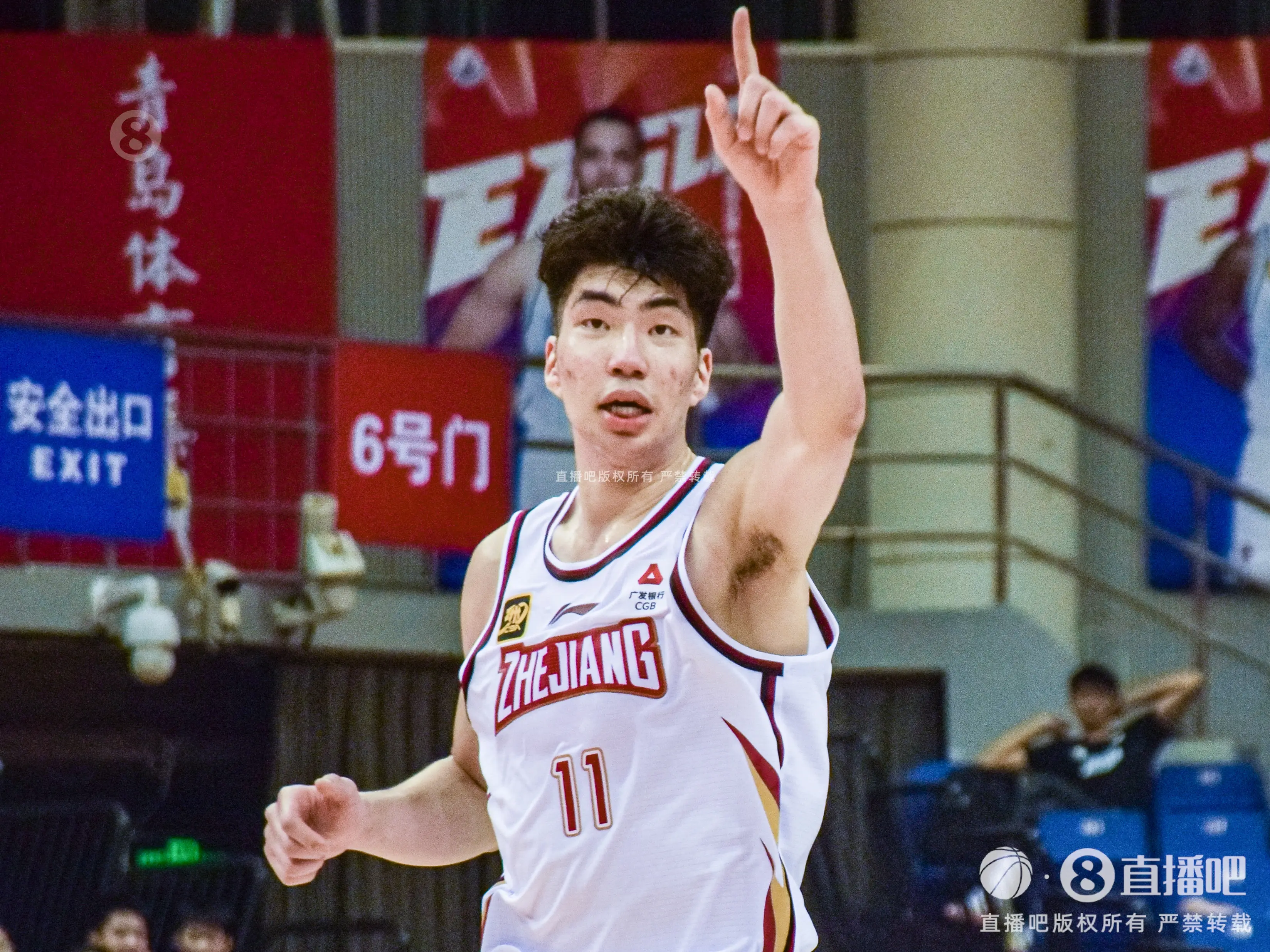 月薪两千欧 媒体人谈余嘉豪：打得好未来去西甲年薪几十万没问题