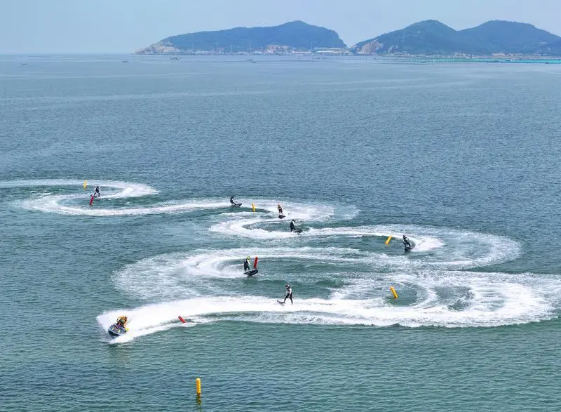 昨日，200多名运动员逐浪幸福湾畔！
