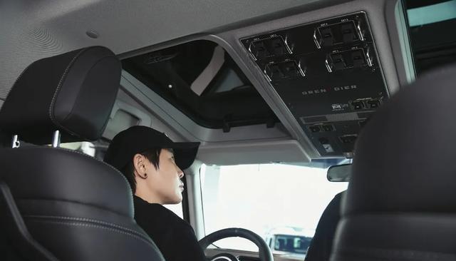王濛喜提80万越野豪车，站车顶庆祝惊呆店员，41岁还淘得像个孩子
