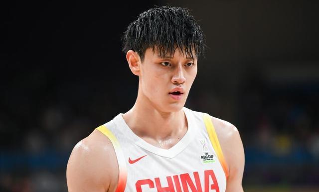 官宣！中国男篮好消息，曾凡博和篮网正式签约，新赛季或出战NBA