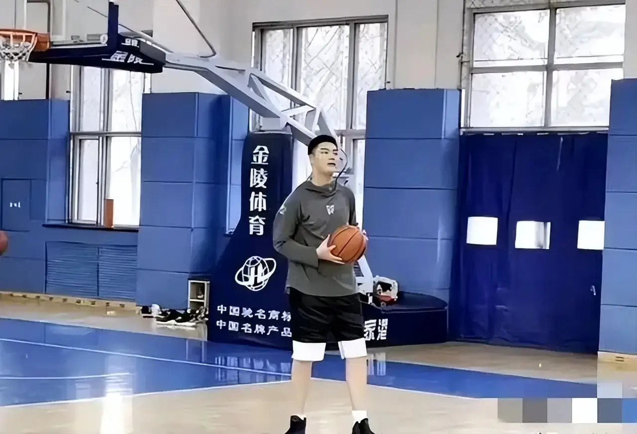 篮协重罚不到48小时，辽篮作出决定，张峻豪合同即将到期或离队