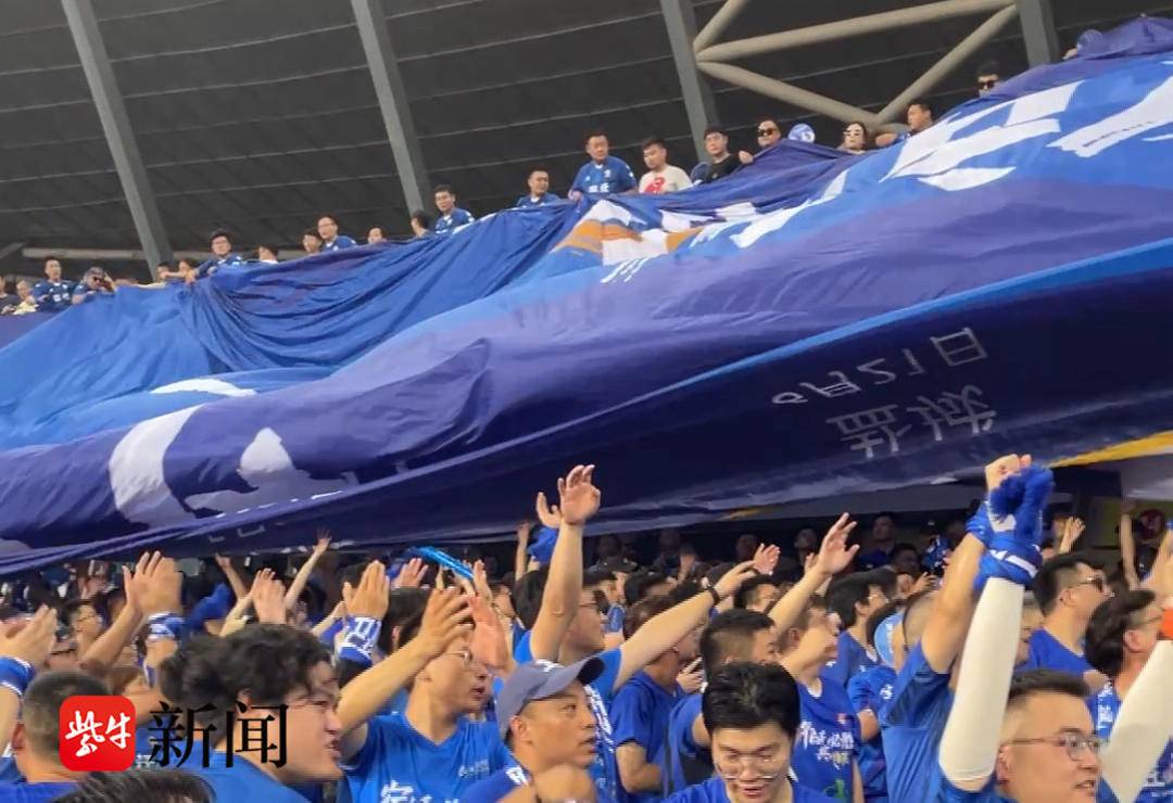 紫牛在现场 |“苏超”赛场最大Tifo升起，宿迁球迷誓与球队共前行