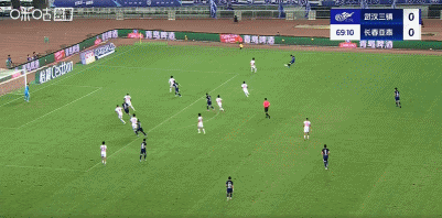 三镇0-0亚泰，三镇遭两次点球争议判罚，绍尔中柱+进球无效