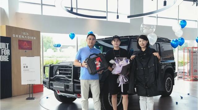 王濛喜提80万越野豪车，站车顶庆祝惊呆店员，41岁还淘得像个孩子