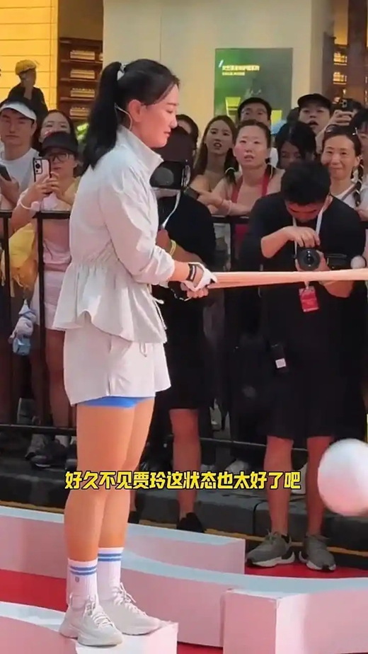 从喜剧女王到健身女神，贾玲股四头肌好结实蜕变健身女神！