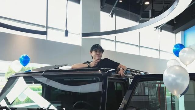 王濛喜提80万越野豪车，站车顶庆祝惊呆店员，41岁还淘得像个孩子