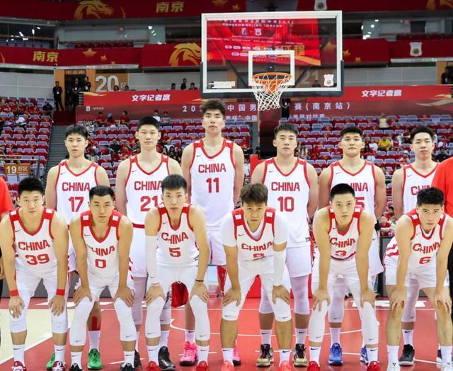 官宣！中国男篮亚洲杯12人名单，徐杰落选，高诗岩、李祥波在列