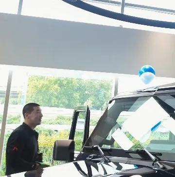 王濛喜提80万越野豪车，站车顶庆祝惊呆店员，41岁还淘得像个孩子