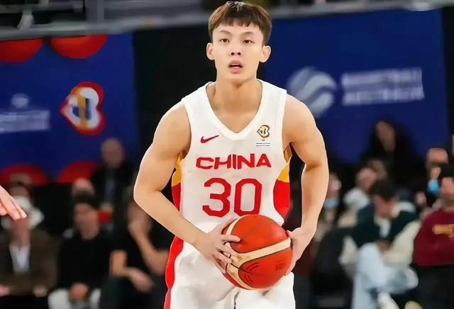 官宣！中国男篮亚洲杯12人名单，徐杰落选，高诗岩、李祥波在列