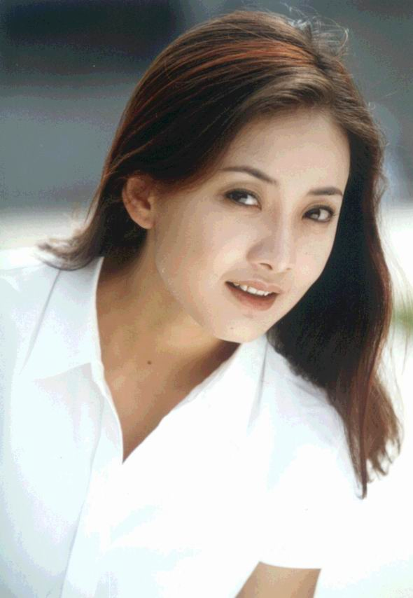 她曾8次登上春晚，被称为“国民媳妇”，嫁给了圈外人，被宠成公主，结婚26年，52岁状态还很好
