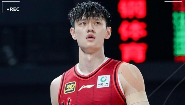 官宣！中国男篮好消息，曾凡博和篮网正式签约，新赛季或出战NBA