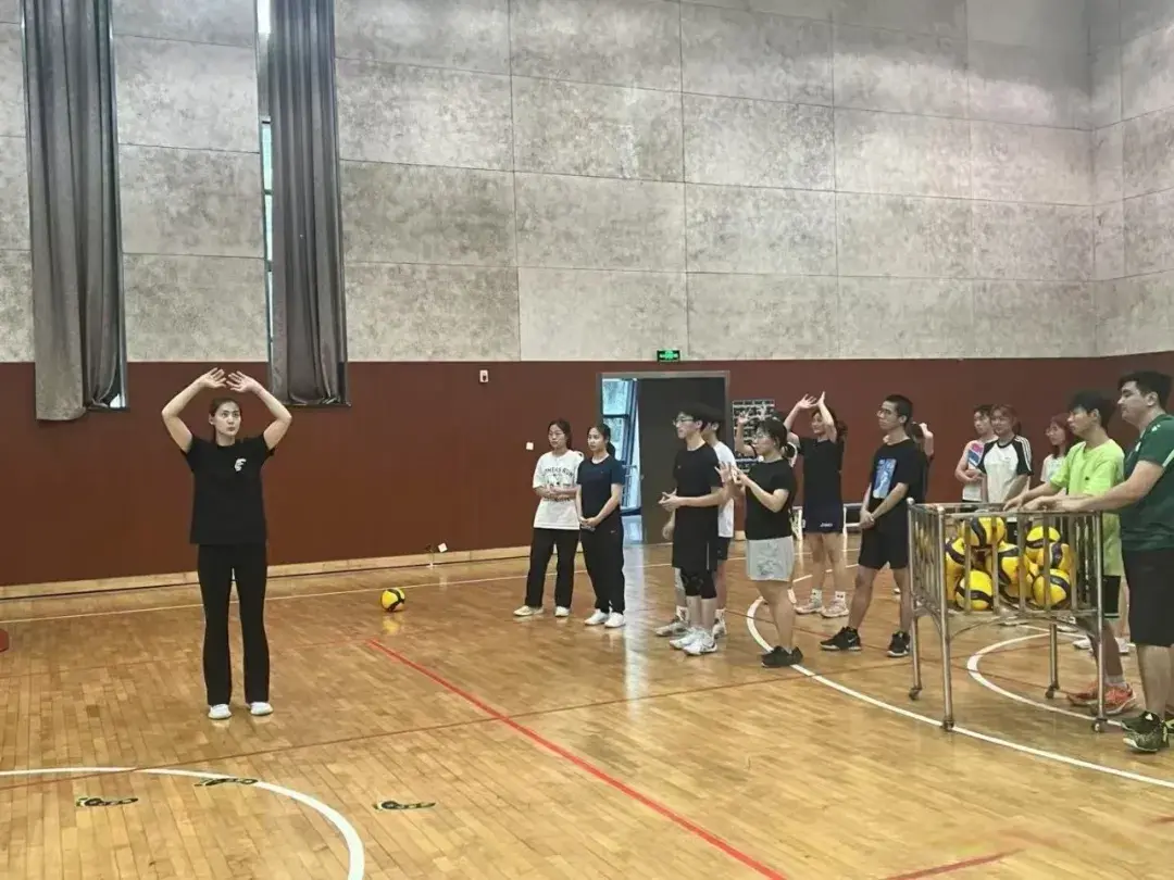 31岁中国女排主力二传暗示将退役，已在大学当老师，教零基础学生