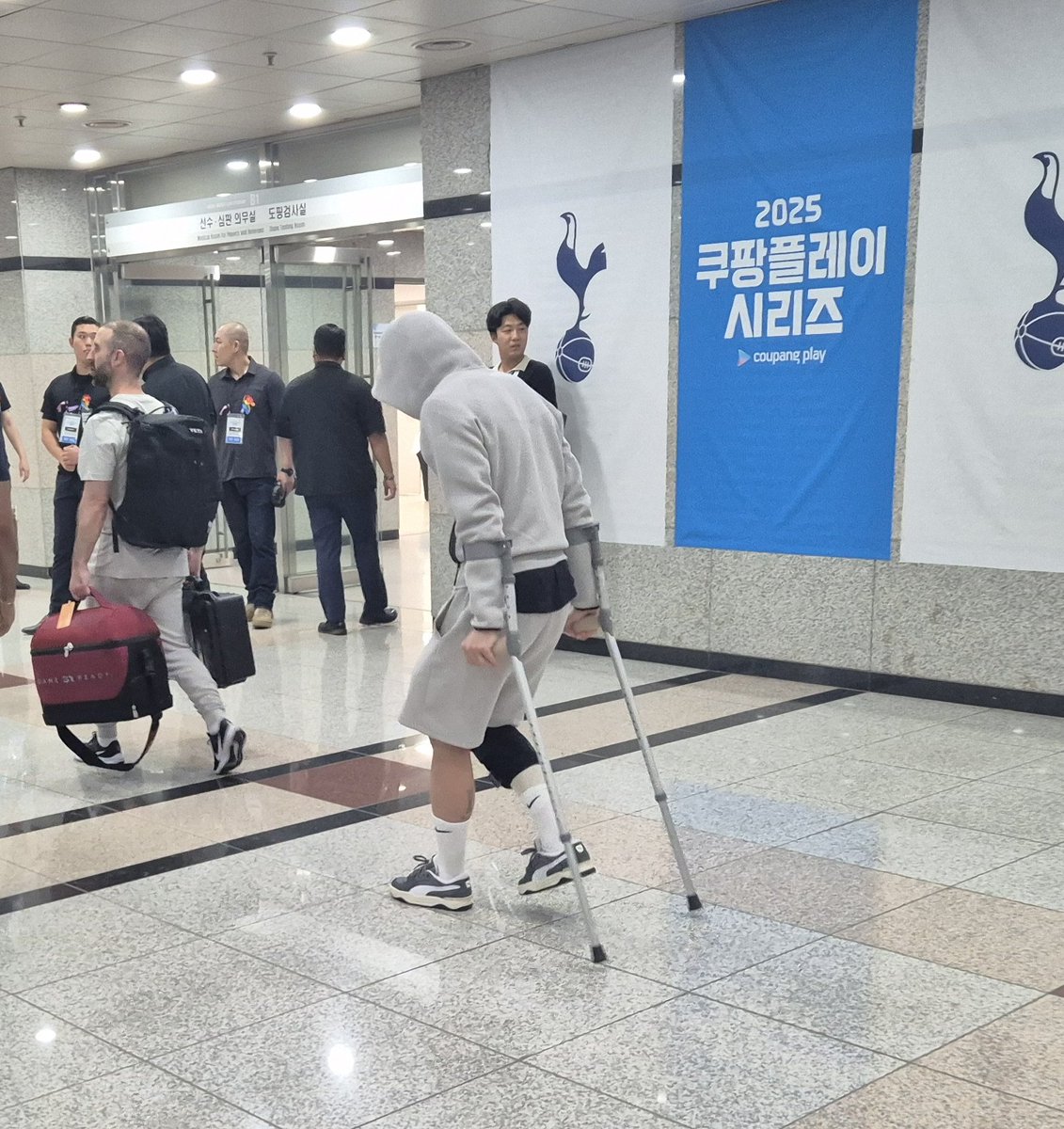 跟队：麦迪逊赛后拄拐穿过混合采访区，神情十分沮丧