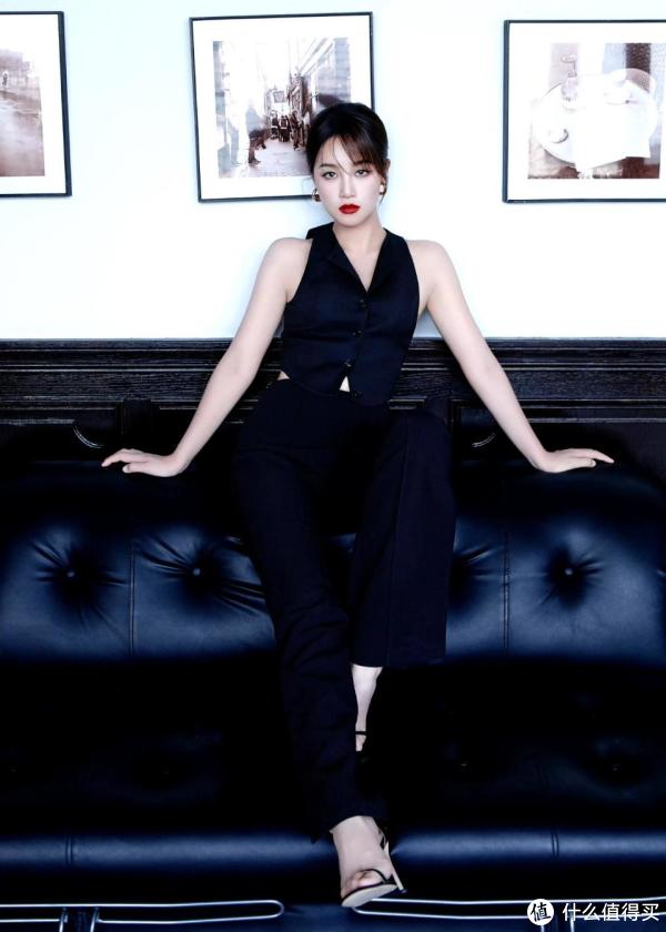 蓝盈莹黑色无袖马甲，搭配阔腿裤，演绎职场精英的松弛感