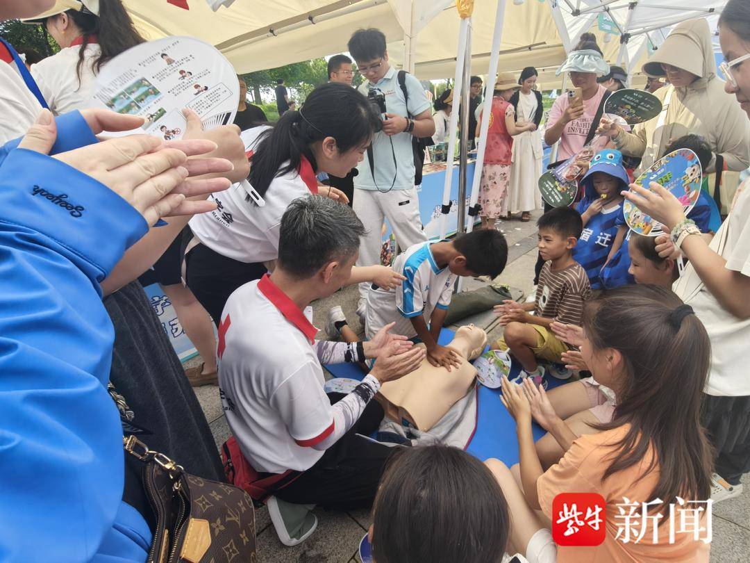宿迁学院“博爱青春”志愿服务队赛场外助力“苏超”
