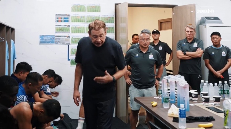 吹风机！斯卢茨基中场喊话：如果谁不想踢，你们自己说换下来