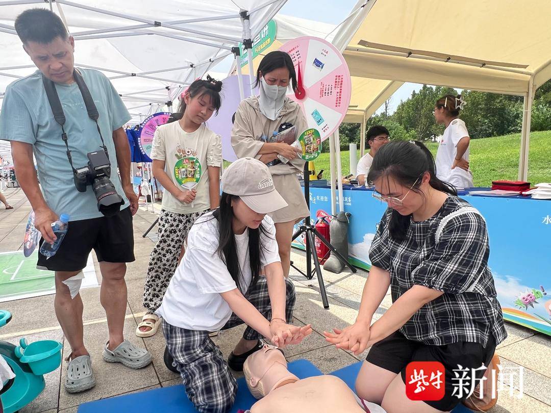 宿迁学院“博爱青春”志愿服务队赛场外助力“苏超”