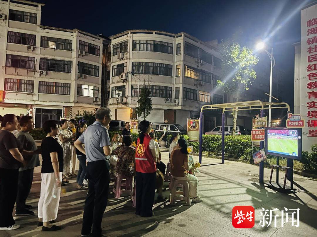 “点亮星夜”绿茵情：盐城射阳临海镇共享足球盛宴