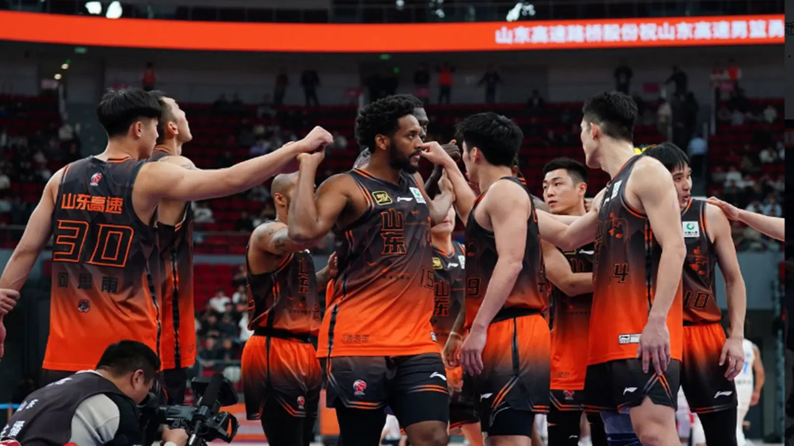 22点23分！山东男篮3个消息！前NBA勇士内线加盟，年轻人有喜讯