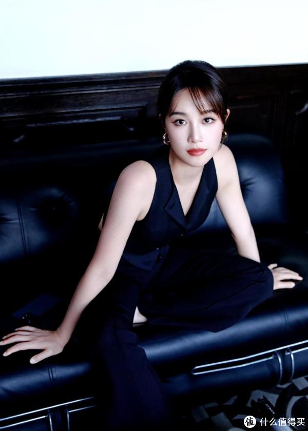 蓝盈莹黑色无袖马甲，搭配阔腿裤，演绎职场精英的松弛感