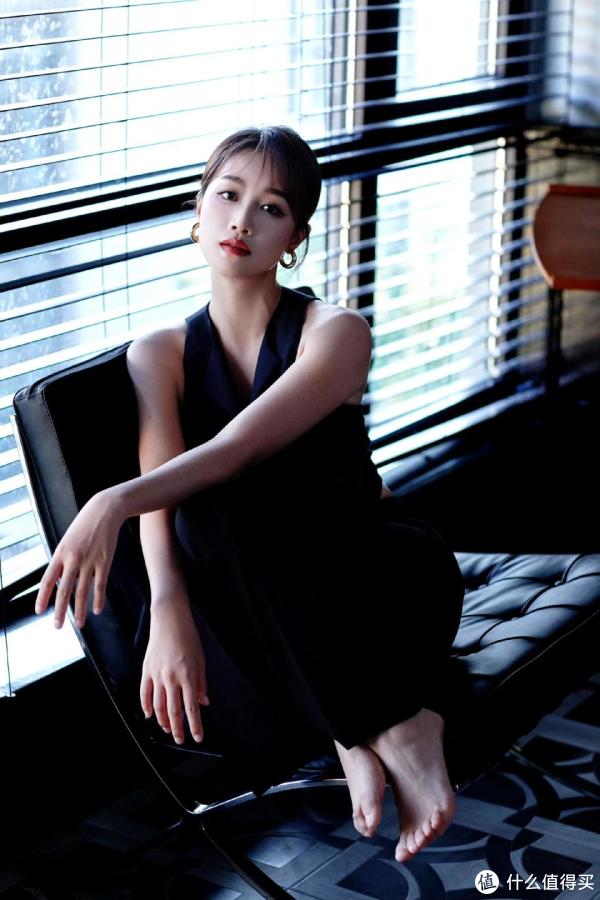 蓝盈莹黑色无袖马甲，搭配阔腿裤，演绎职场精英的松弛感
