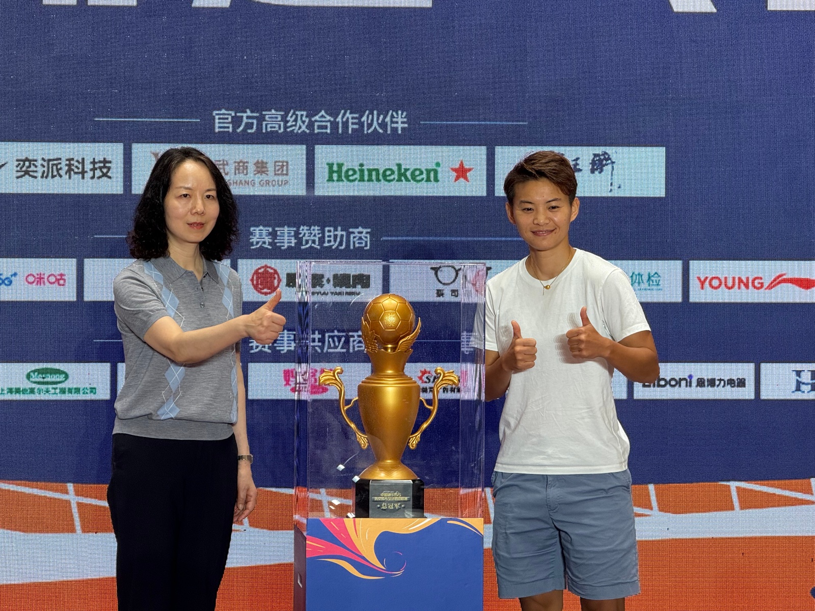 “汉超”即将上演“三镇演义”！王霜为奖杯揭幕，球队顾问希望踢出各区特色