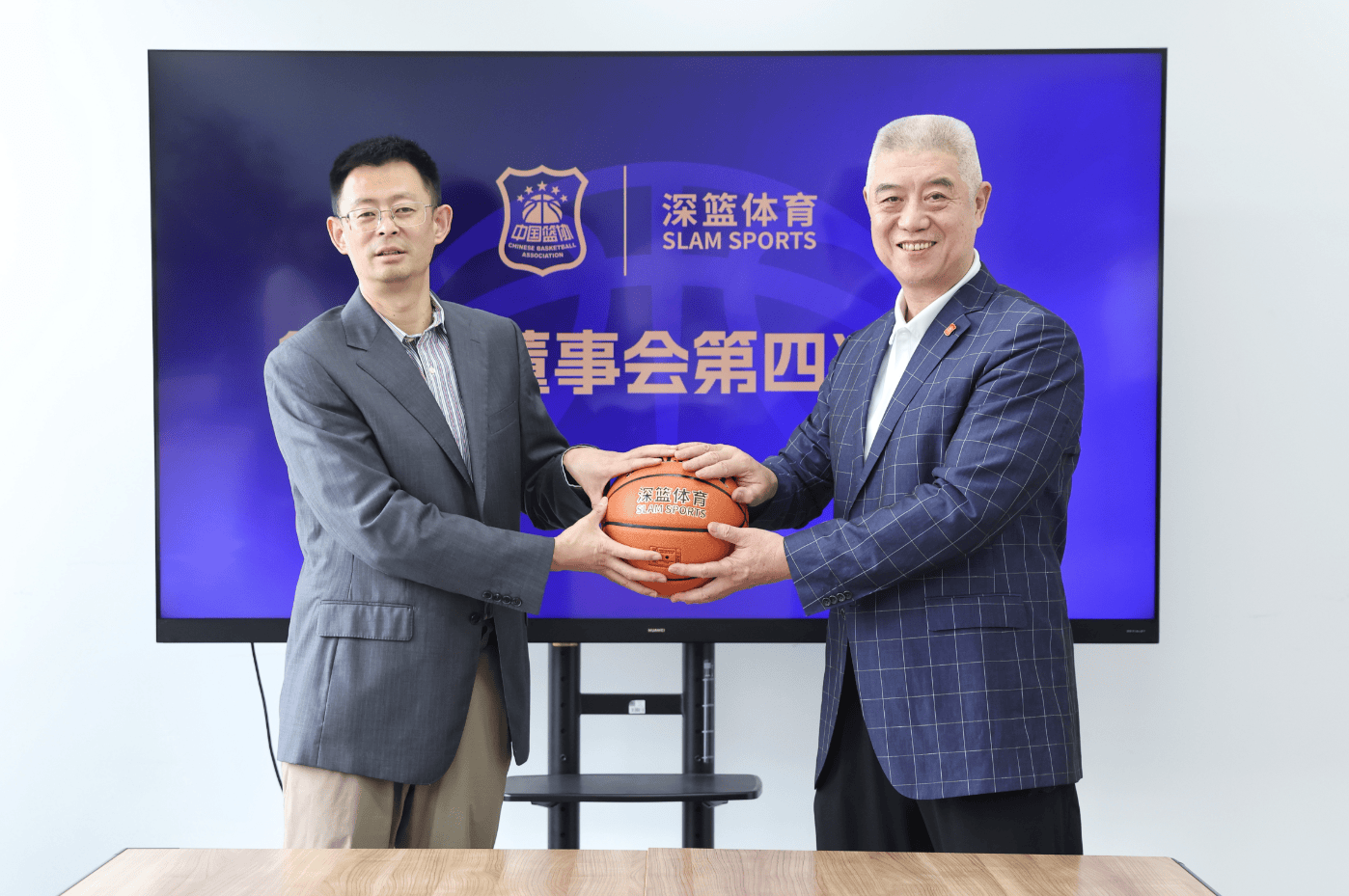 深蓝体育官方发布公告：杨阳担任深篮体育公司新一任董事长