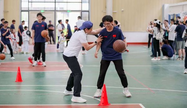 李昕指导体育爱好者篮球动作。图片来源：国家体育总局体育文化发展中心