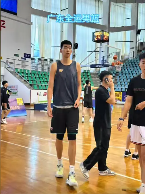 正在热身！广东男篮战美国旅游队 杜锋重用5名新星 徐昕今晚将爆发