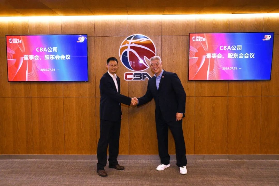 中国篮协副主席杨阳担任深篮体育董事长，10天前刚接任CBA公司董事长，徐济成卸任