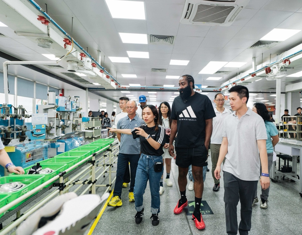 哈登闪现清远“拜师”！解码一双篮球鞋的广东基因