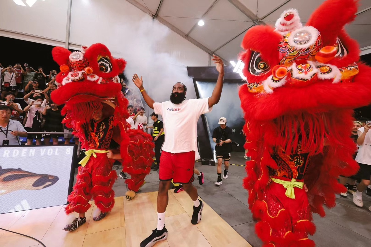 哈登闪现清远“拜师”！解码一双篮球鞋的广东基因
