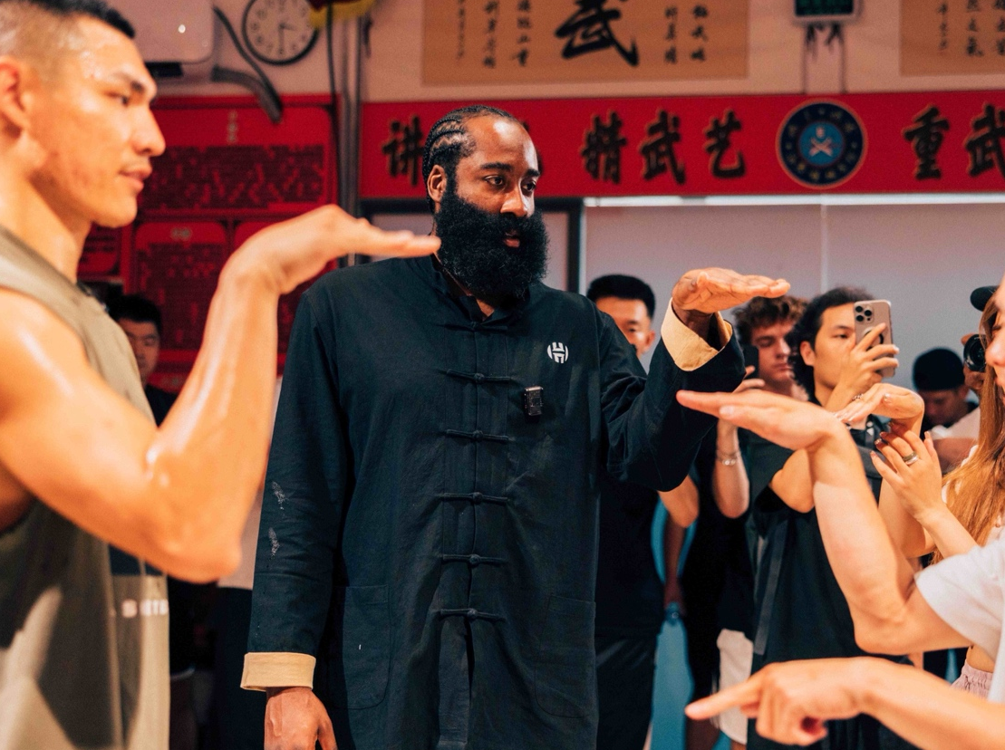 哈登闪现清远“拜师”！解码一双篮球鞋的广东基因