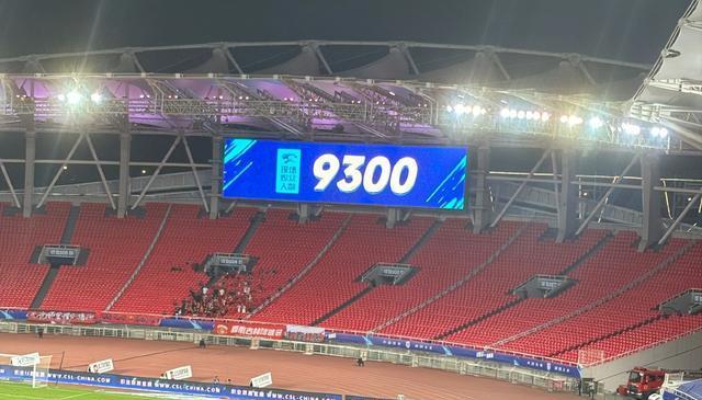 110万人涌进苏超看台，票都抢不到，苏超到底是狂欢还是骗局？
