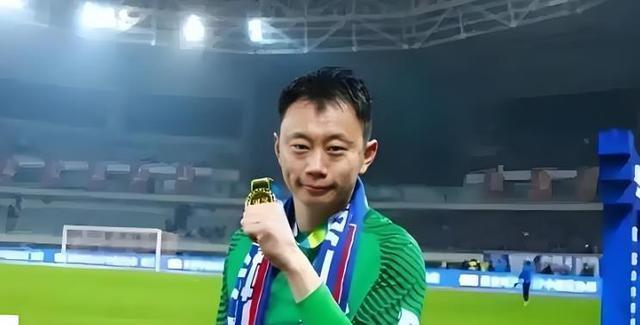 申花门将实力太薄弱？鲍亚雄和薛庆浩都曾是国门，球迷要有耐心