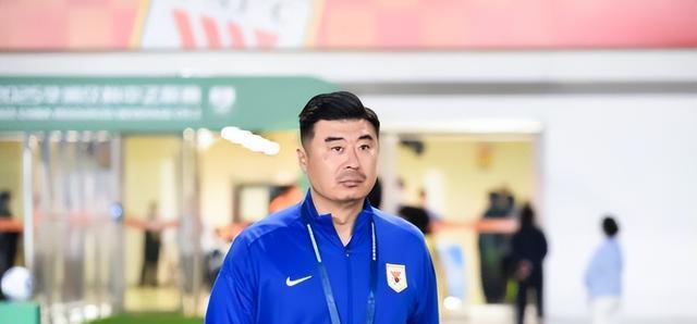 韩鹏在鲁能担任主帅还稍显稚嫩，球迷看好贝尼特斯执教，引发热议