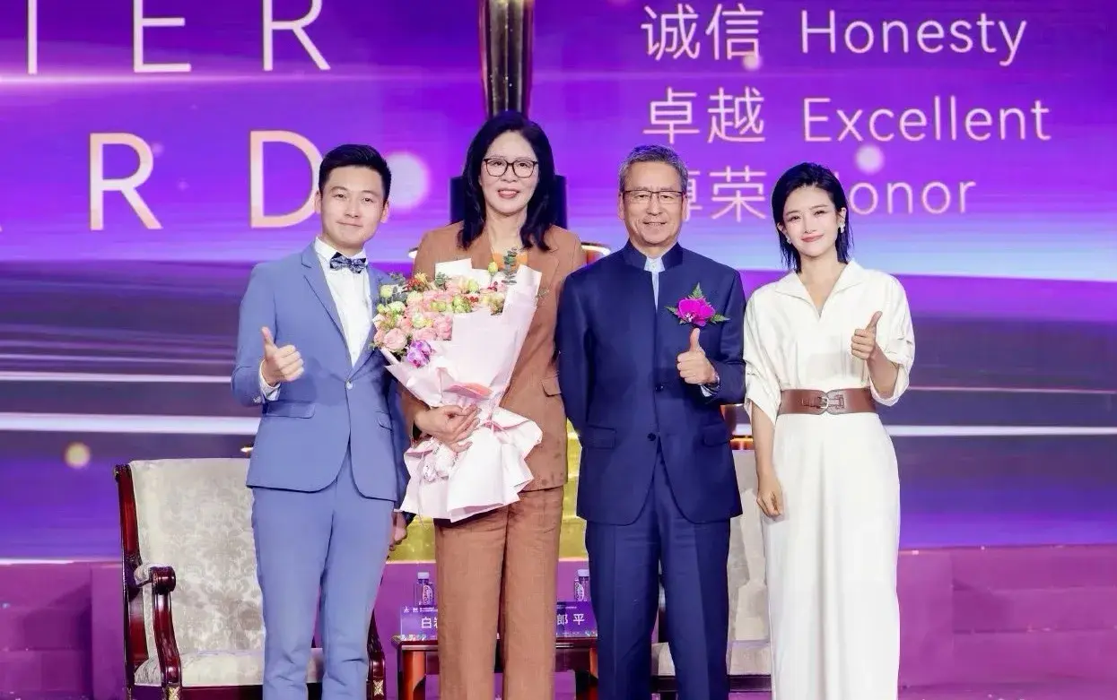 郎平回国参加活动，变化太大认不出，西装干练，黑框眼镜显年轻