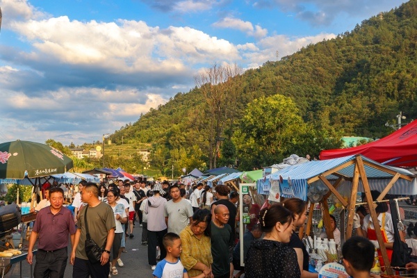 河滩夜市收到市民游客的喜欢。修齐镇供图